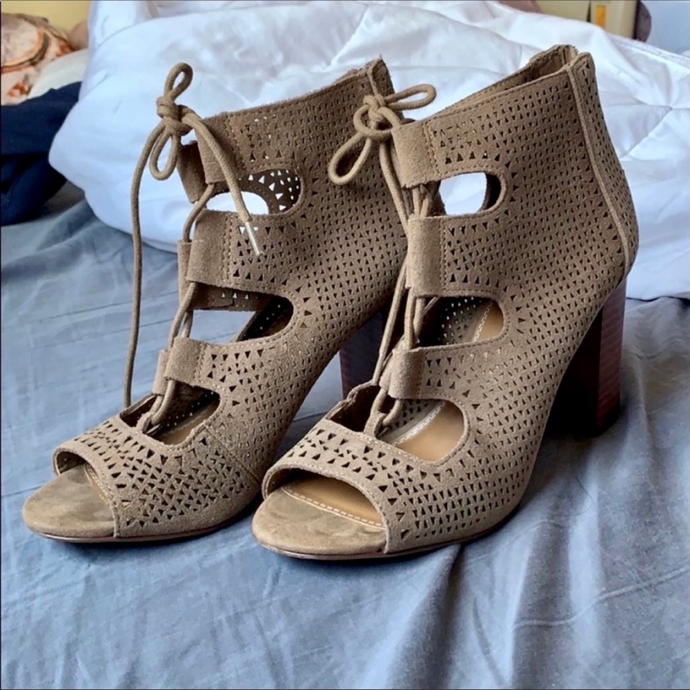 💫3/$20 Laser Cut Tie Up Sandals - Picture 4 of 8